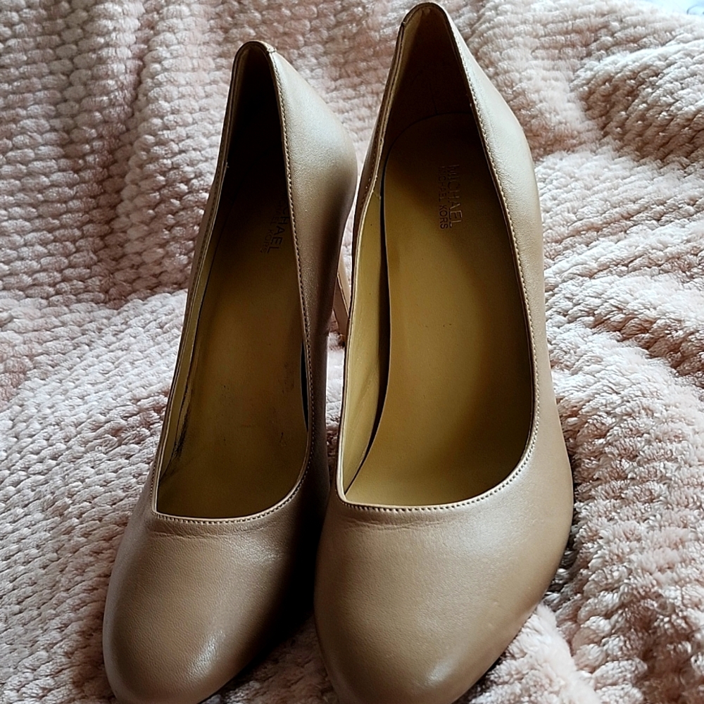 Michael kors pumps.